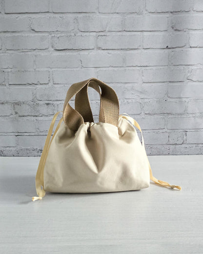 Projekttasche Alva S aus hellem Canvas - handgenäht in Bayern von Nadelmikado