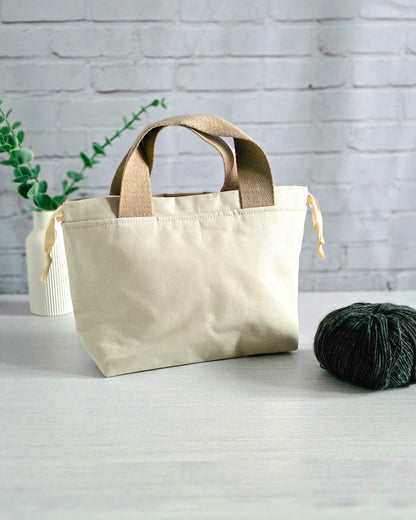 Projekttasche Alva S aus hellem Canvas - handgenäht in Bayern von Nadelmikado