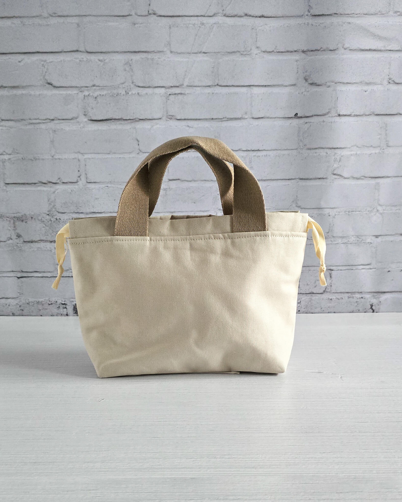 Projekttasche Alva S aus hellem Canvas - handgenäht in Bayern von Nadelmikado