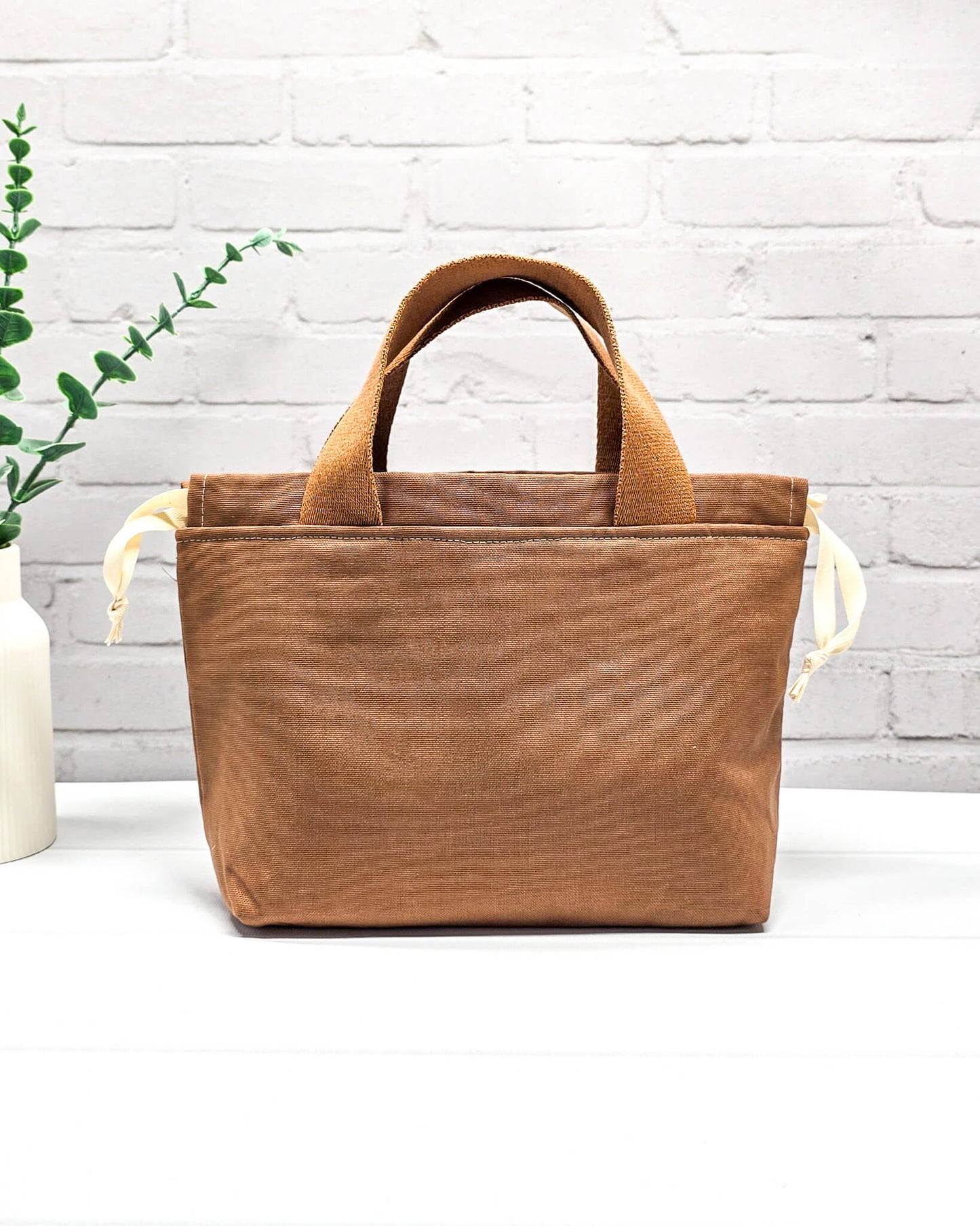 Alva Bag S aus Canvas in Zimt – Projekttasche handgenäht in Bayern von Nadelmikado