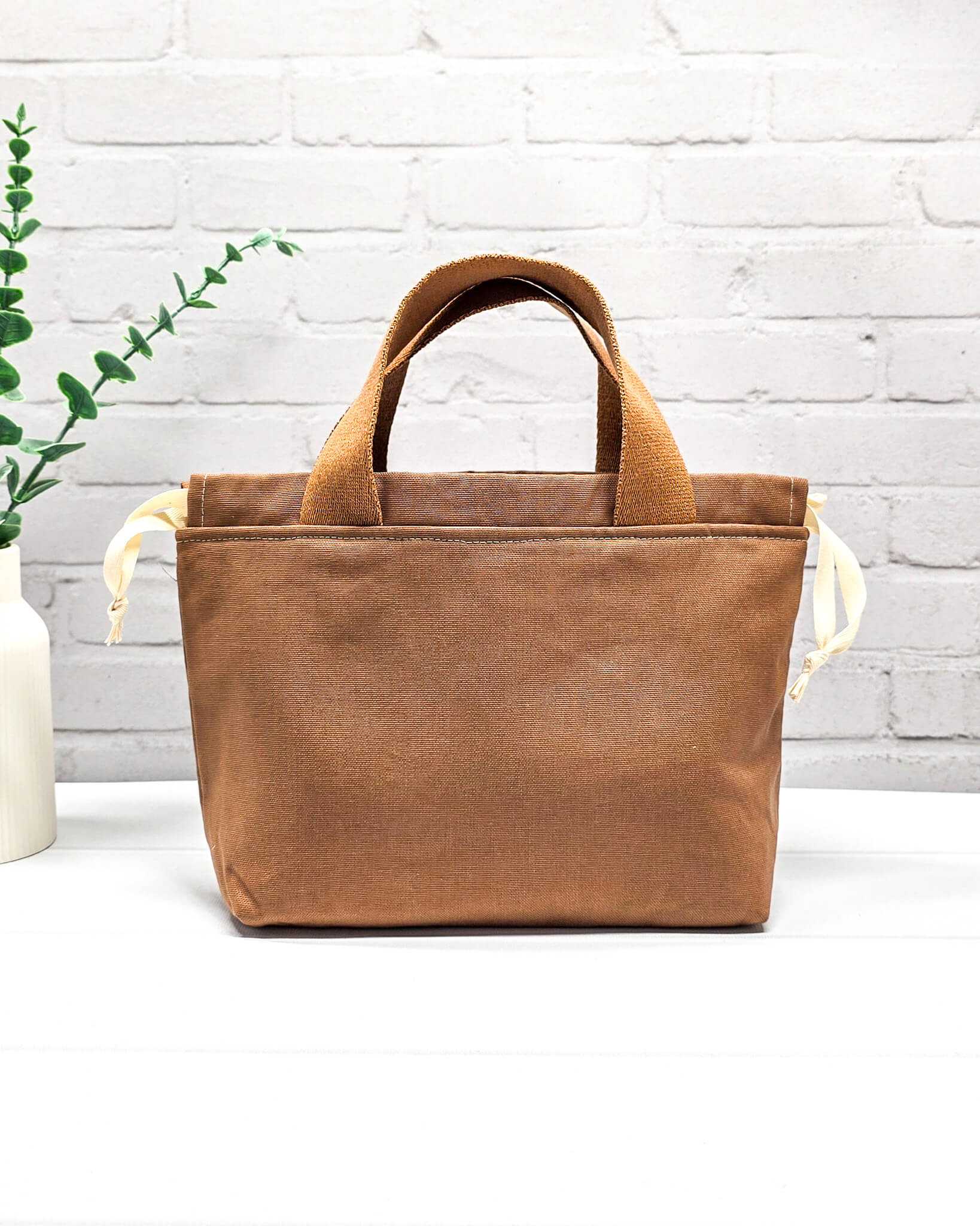 Alva Bag S aus Canvas in Zimt – Projekttasche handgenäht in Bayern von Nadelmikado