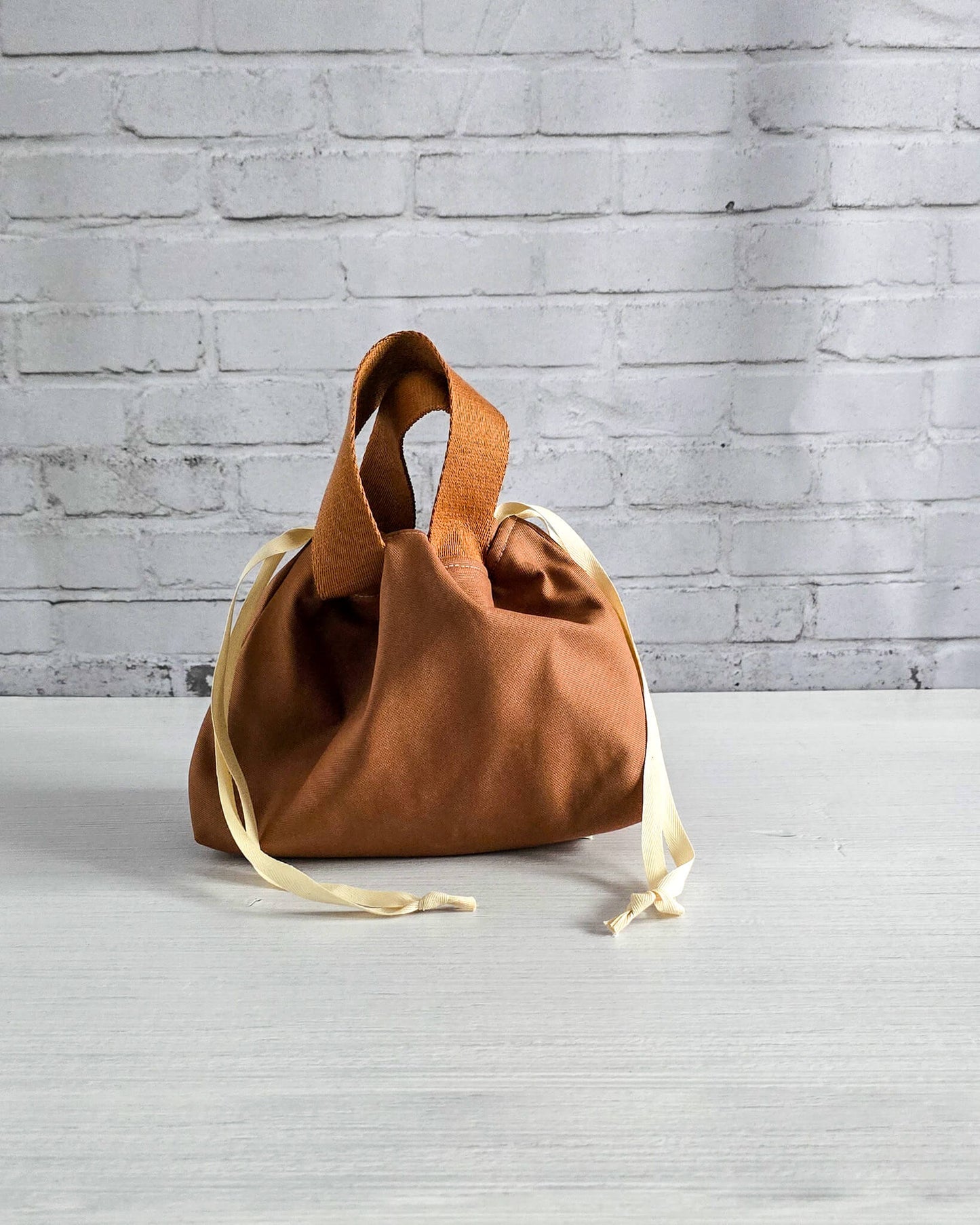 Alva Bag S aus Canvas in Zimt – Projekttasche handgenäht in Bayern von Nadelmikado