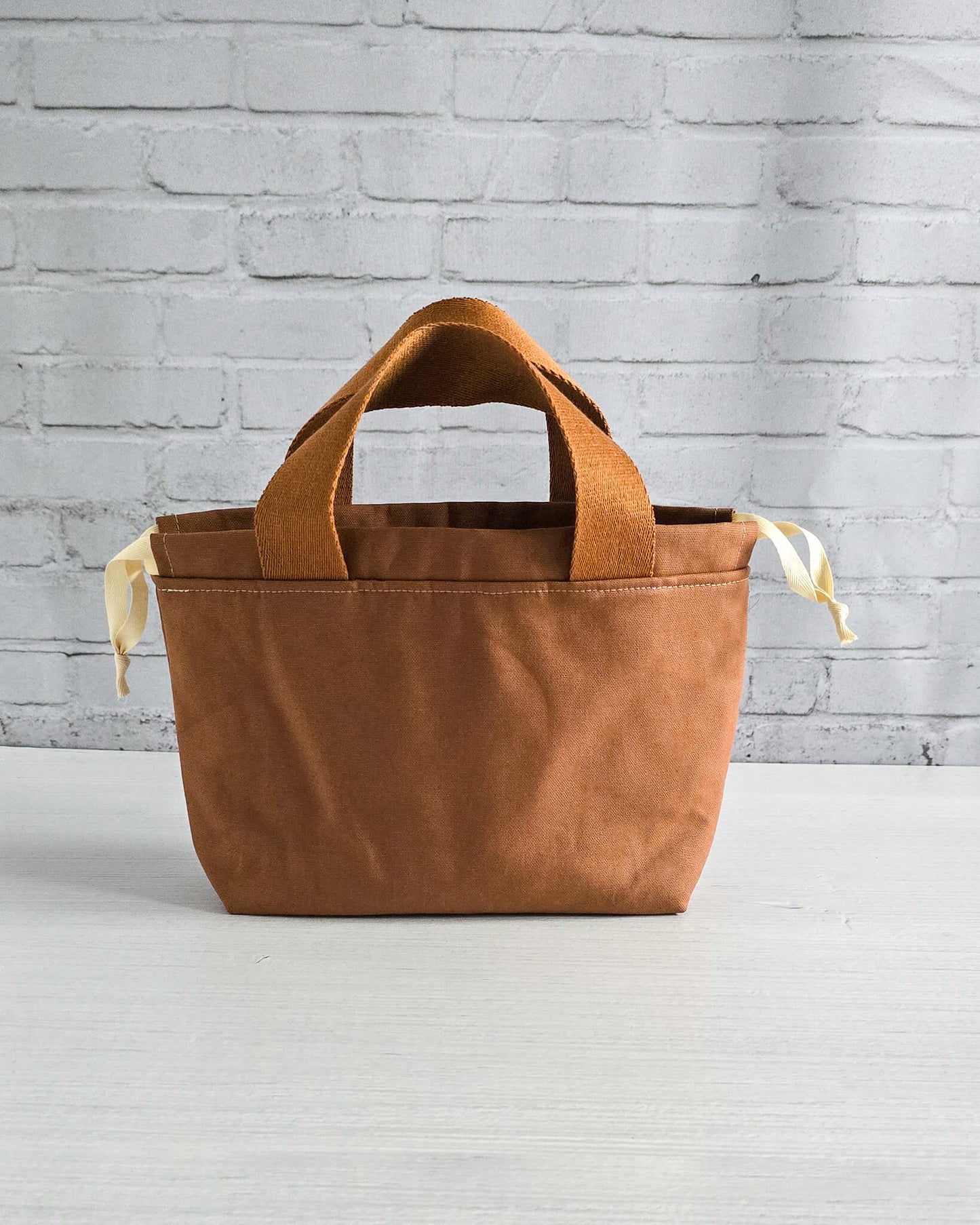 Alva Bag S aus Canvas in Zimt – Projekttasche handgenäht in Bayern von Nadelmikado