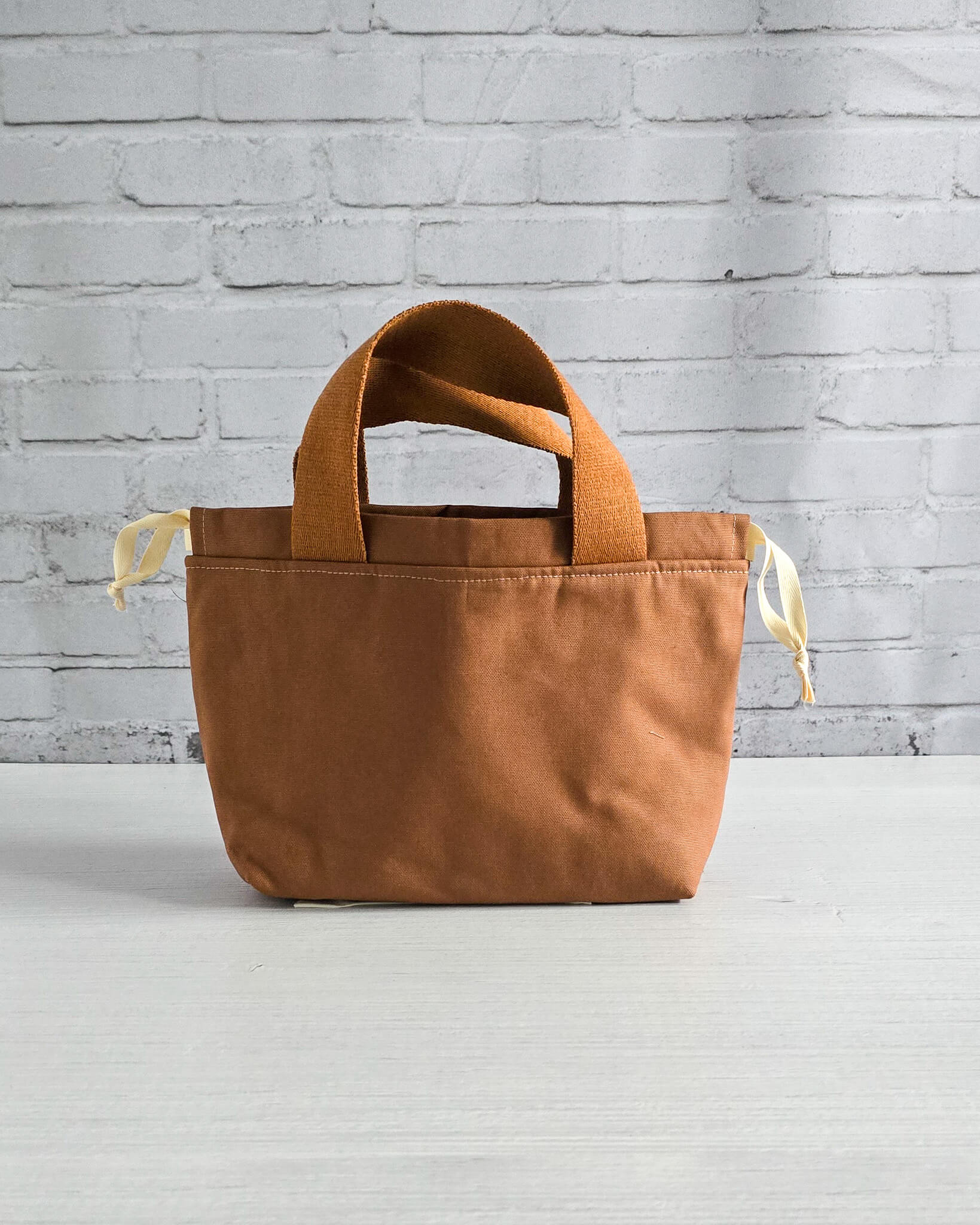 Alva Bag S aus Canvas in Zimt – Projekttasche handgenäht in Bayern von Nadelmikado