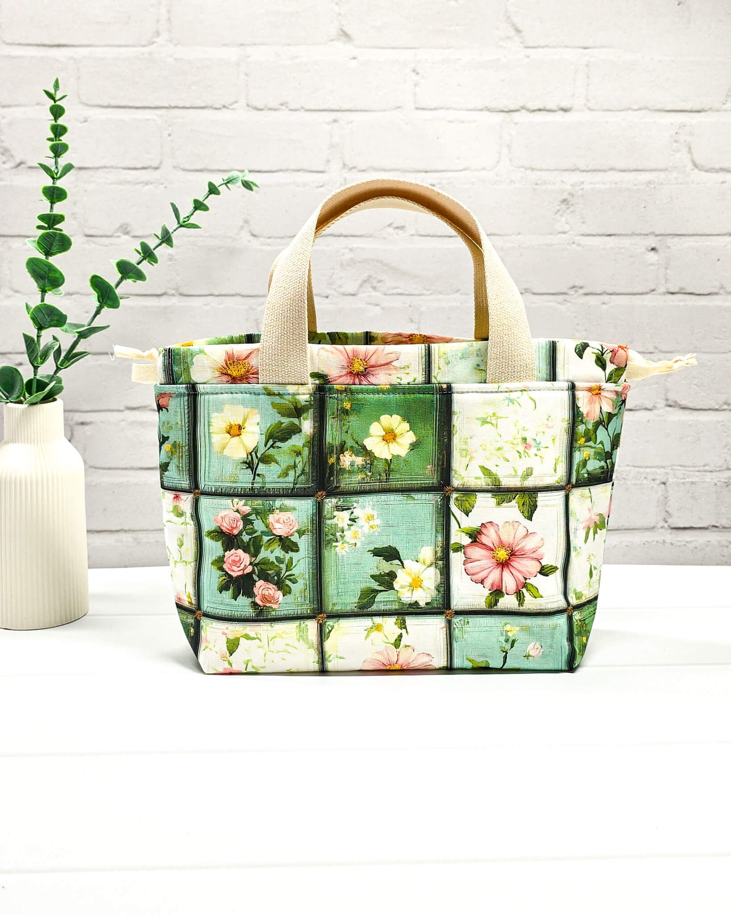 Projekttasche Alva S Garden Tiles mit floralem Patchwork-Muster - handgenäht in Bayern von Nadelmikado