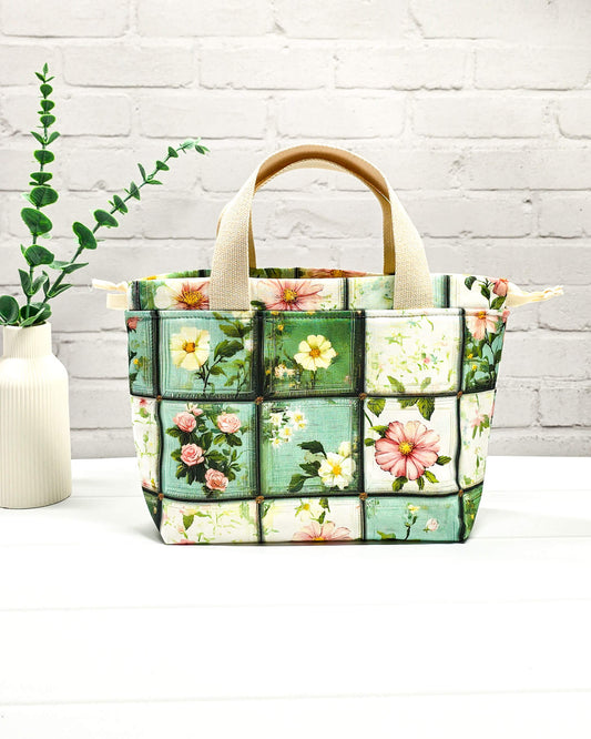 Projekttasche Alva S Garden Tiles mit floralem Patchwork-Muster - handgenäht in Bayern von Nadelmikado