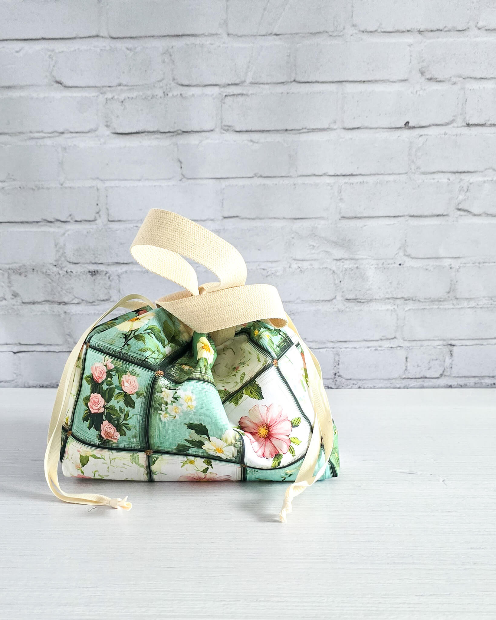 Projekttasche Alva S Garden Tiles mit floralem Patchwork-Muster - handgenäht in Bayern von Nadelmikado