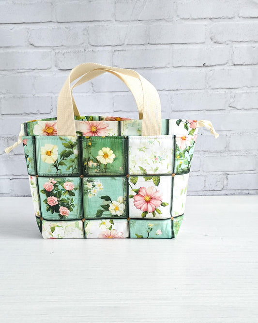 Projekttasche Alva S Garden Tiles mit floralem Patchwork-Muster - handgenäht in Bayern von Nadelmikado