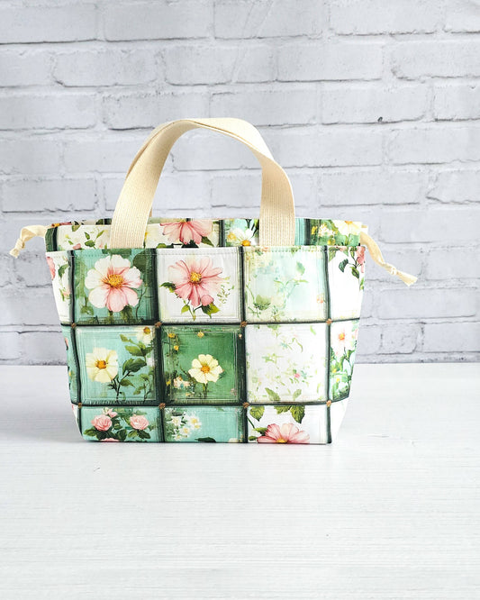 Projekttasche Alva S Garden Tiles mit floralem Patchwork-Muster - handgenäht in Bayern von Nadelmikado