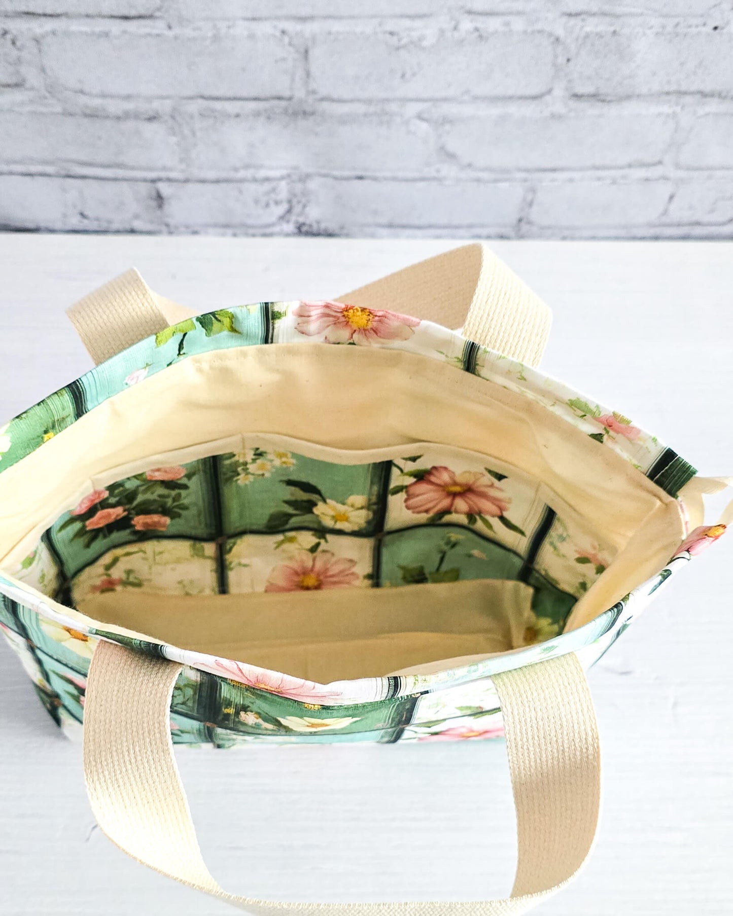 Projekttasche Alva S Garden Tiles mit floralem Patchwork-Muster - handgenäht in Bayern von Nadelmikado