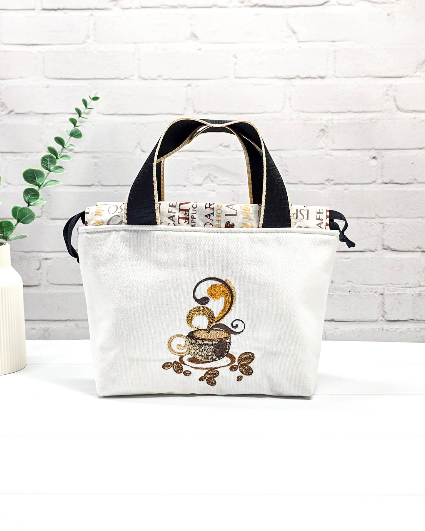 Projekttasche Alva S mit Kaffeetassenmotiv, handgenäht in Bayern von Nadelmikado