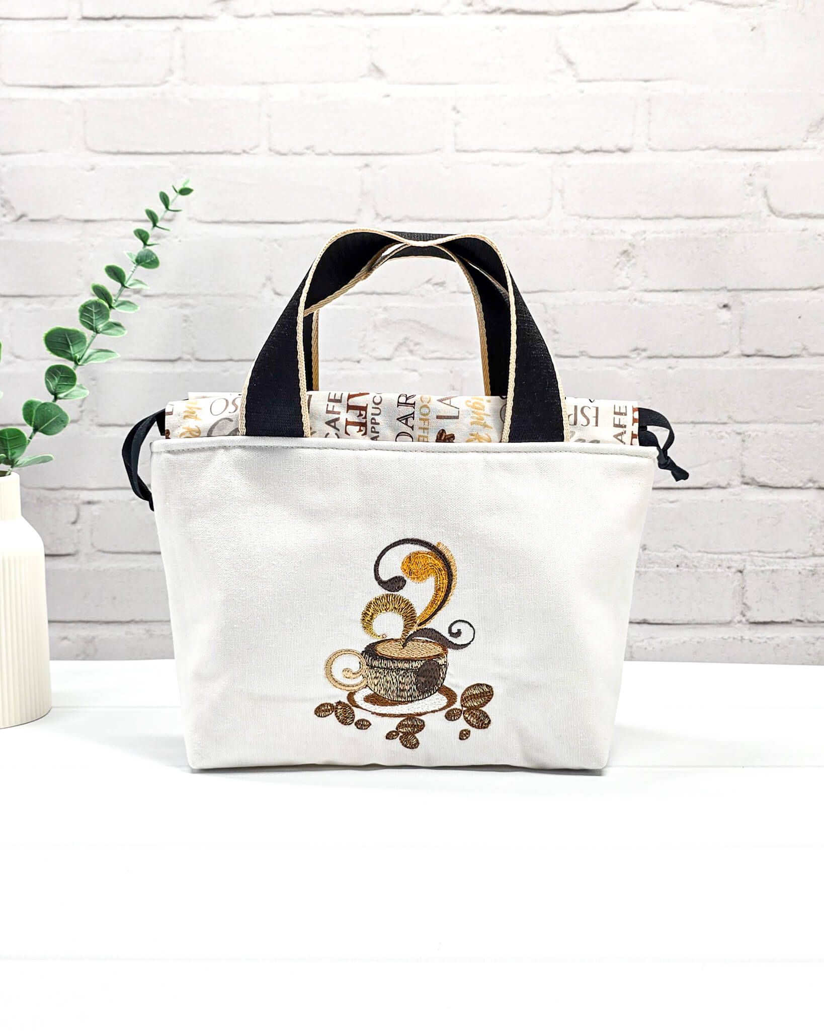 Projekttasche Alva S mit Kaffeetassenmotiv, handgenäht in Bayern von Nadelmikado