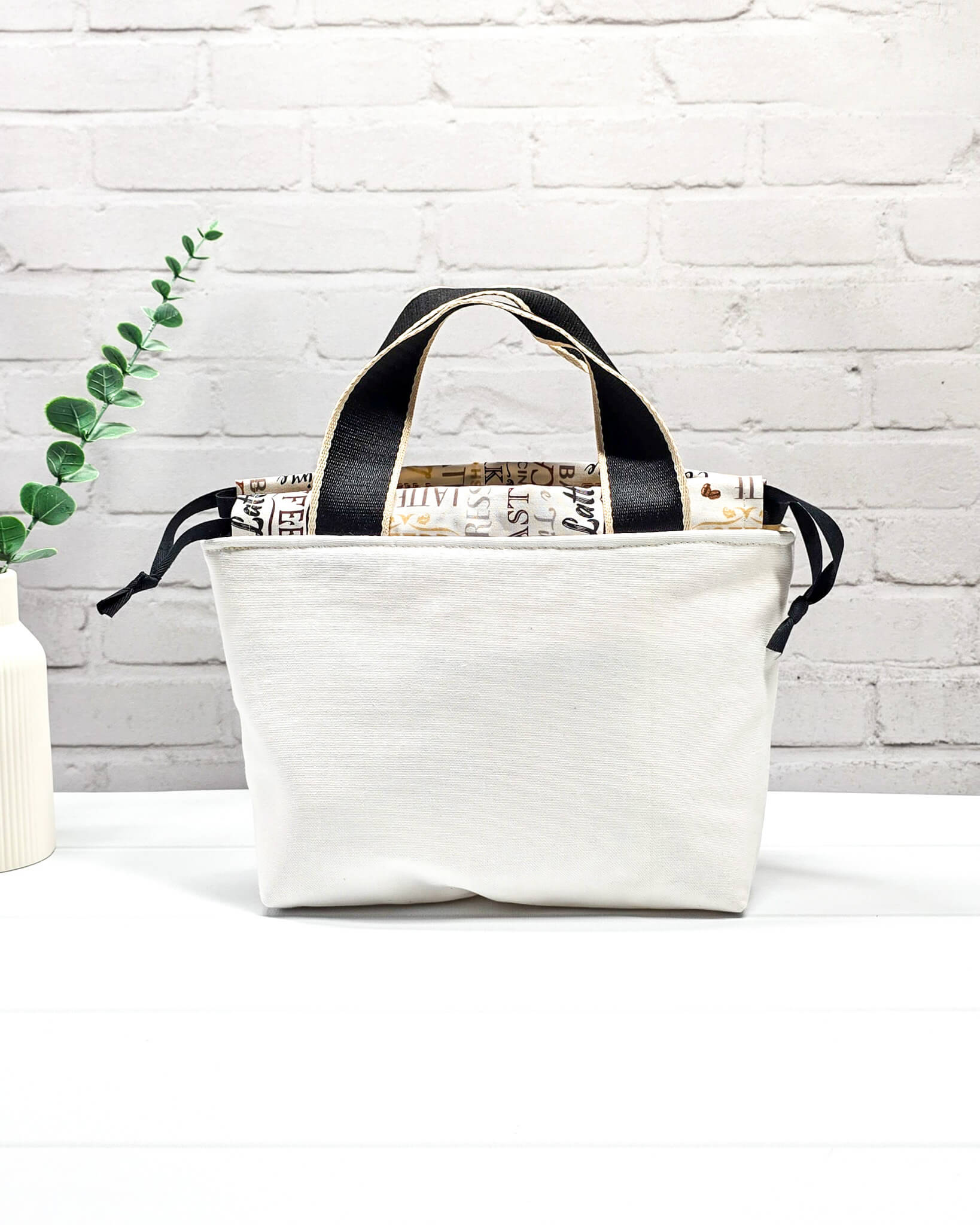 Projekttasche Alva S mit Kaffeetassenmotiv, handgenäht in Bayern von Nadelmikado