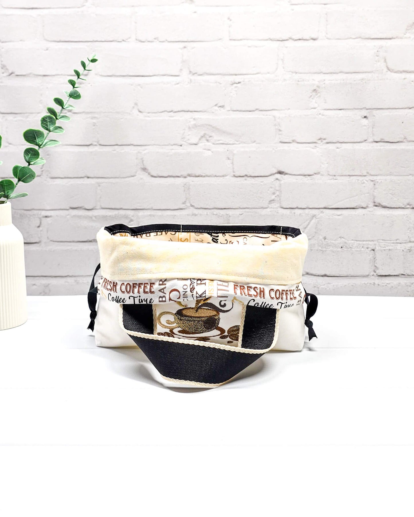 Projekttasche Alva S mit Kaffeetassenmotiv, handgenäht in Bayern von Nadelmikado