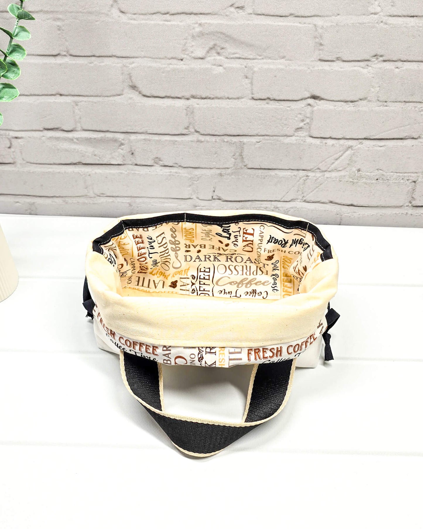 Projekttasche Alva S mit Kaffeetassenmotiv, handgenäht in Bayern von Nadelmikado