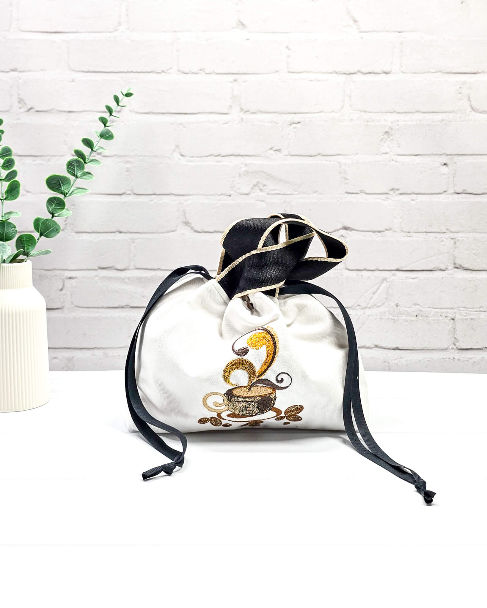 Projekttasche Alva S mit Kaffeetassenmotiv, handgenäht in Bayern von Nadelmikado