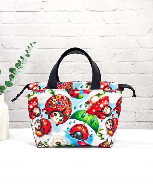 Projekttasche Alva S mit Marienkäfer- und Blumenmotiv, handgenäht in Bayern von Nadelmikado