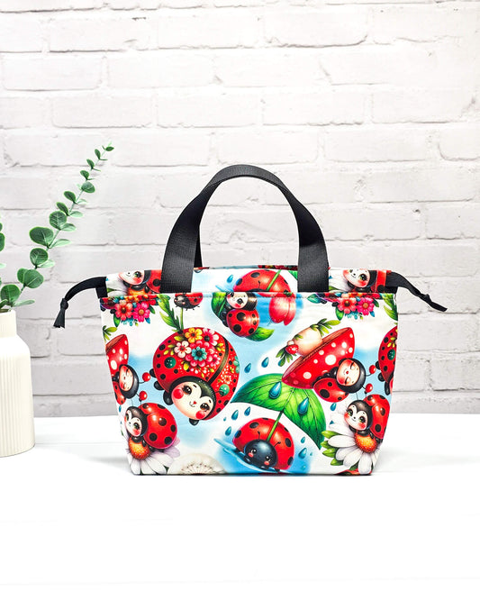 Projekttasche Alva S mit Marienkäfer- und Blumenmotiv, handgenäht in Bayern von Nadelmikado