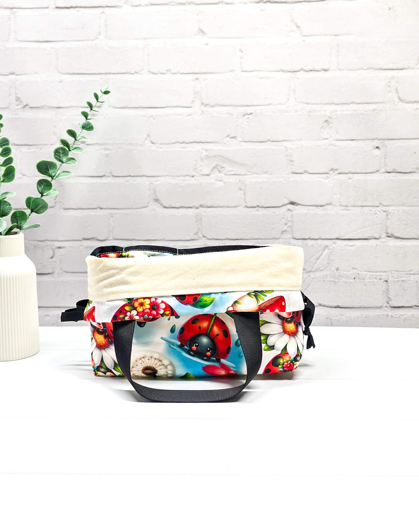 Projekttasche Alva S mit Marienkäfer- und Blumenmotiv, handgenäht in Bayern von Nadelmikado