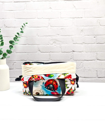 Projekttasche Alva S mit Marienkäfer- und Blumenmotiv, handgenäht in Bayern von Nadelmikado