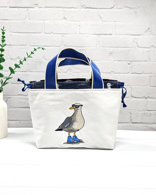 Stricktasche Alva S mit gestickter Möwe auf hellem Canvas - handgenäht in Bayern von Nadelmikado