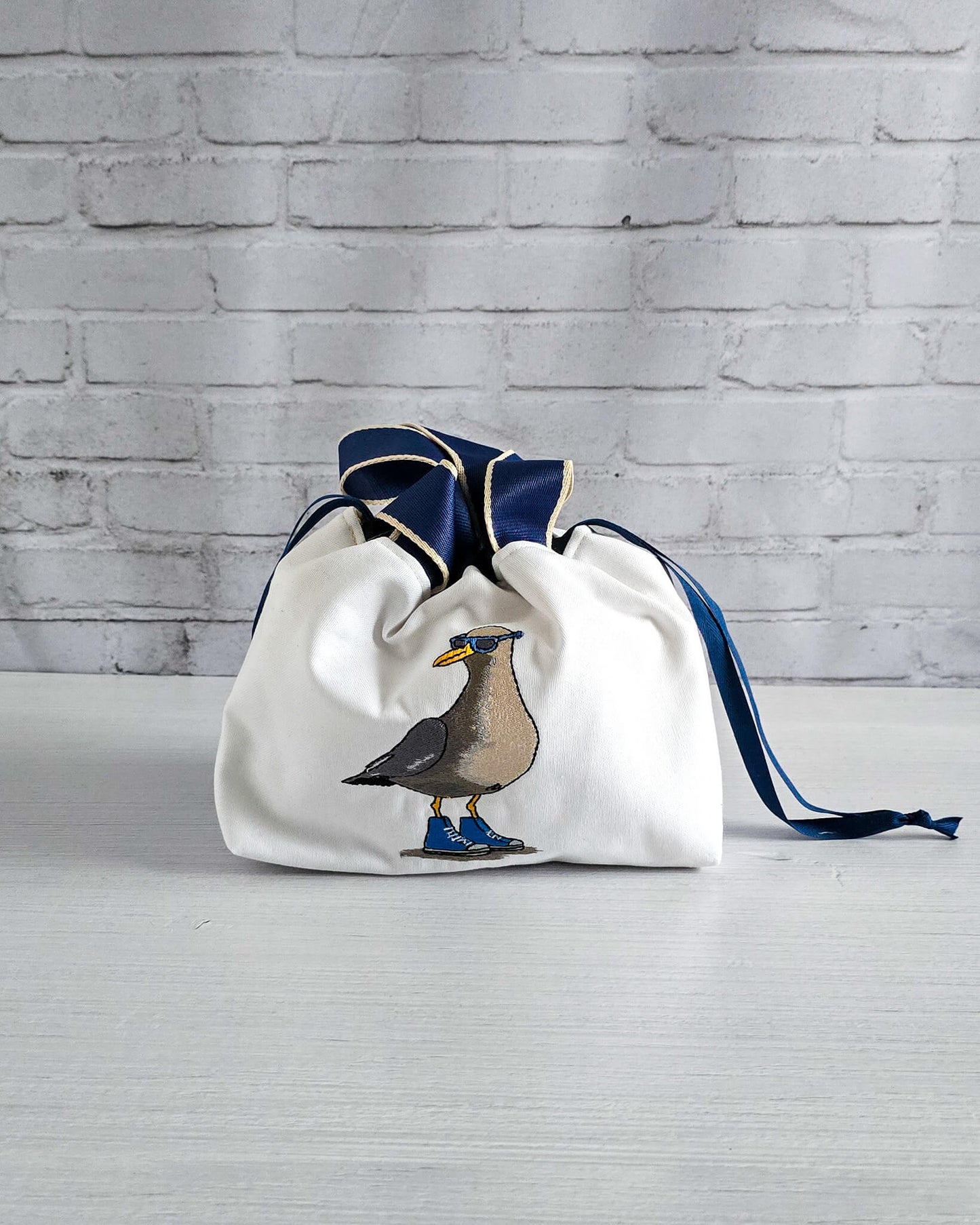 Stricktasche Alva S mit gestickter Möwe auf hellem Canvas - handgenäht in Bayern von Nadelmikado