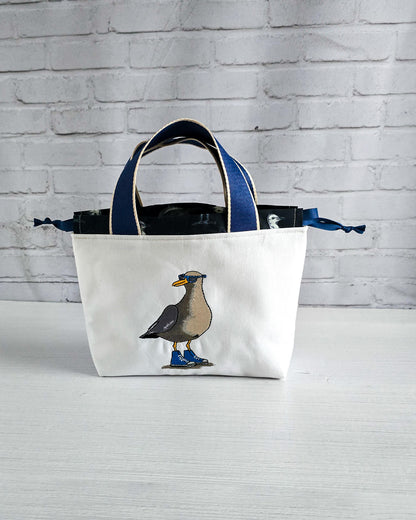 Stricktasche Alva S mit gestickter Möwe auf hellem Canvas - handgenäht in Bayern von Nadelmikado