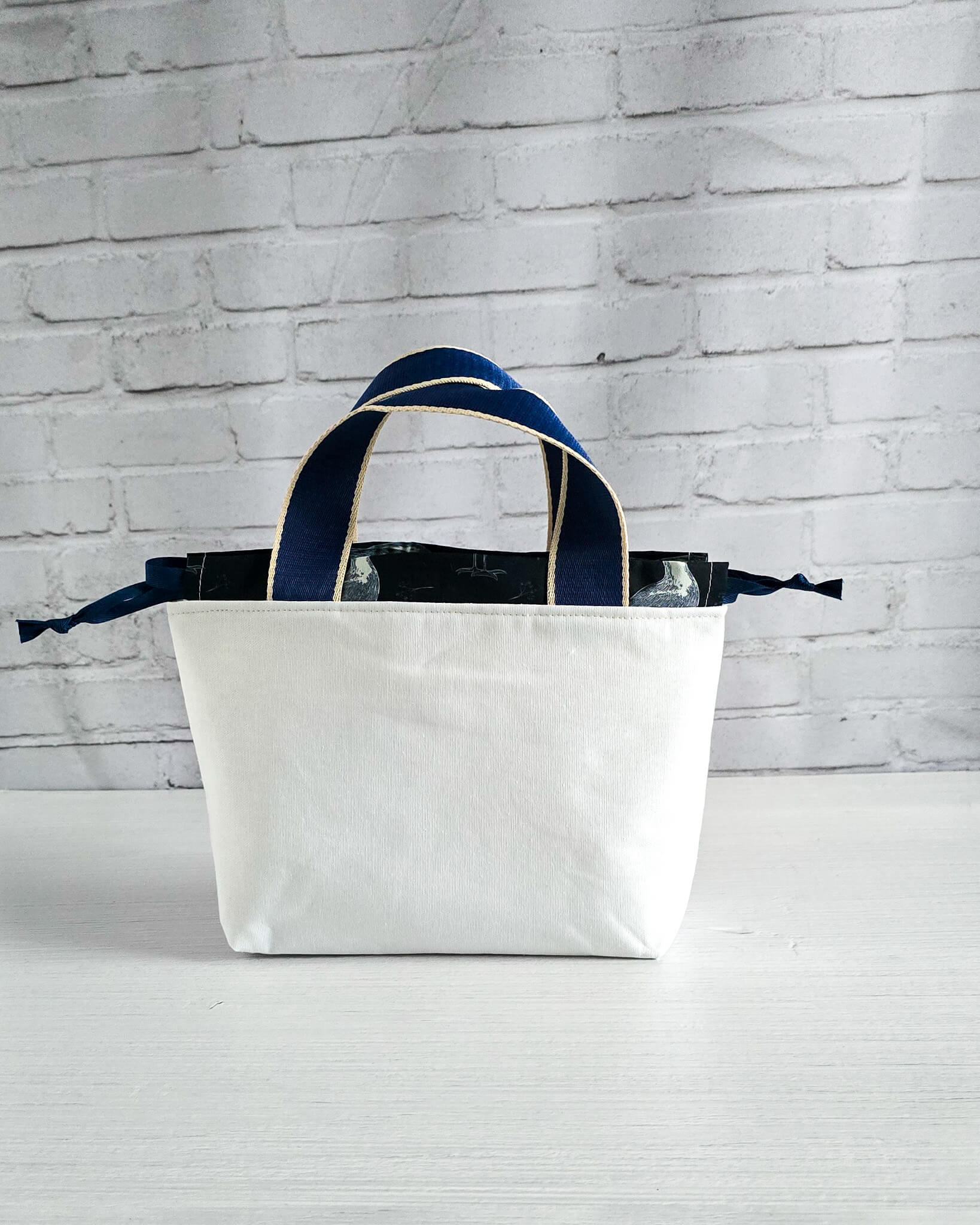 Stricktasche Alva S mit gestickter Möwe auf hellem Canvas - handgenäht in Bayern von Nadelmikado