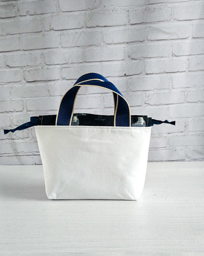 Stricktasche Alva S mit gestickter Möwe auf hellem Canvas - handgenäht in Bayern von Nadelmikado