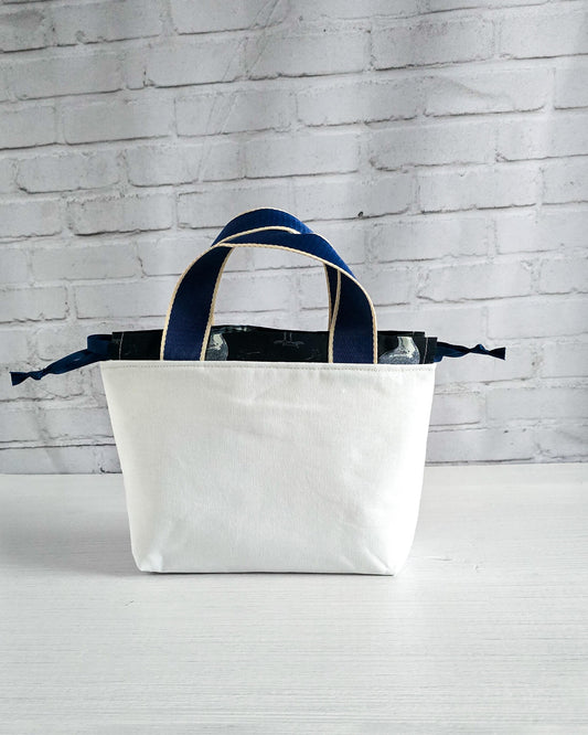 Stricktasche Alva S mit gestickter Möwe auf hellem Canvas - handgenäht in Bayern von Nadelmikado