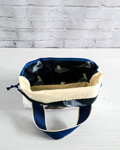 Stricktasche Alva S mit gestickter Möwe auf hellem Canvas - handgenäht in Bayern von Nadelmikado