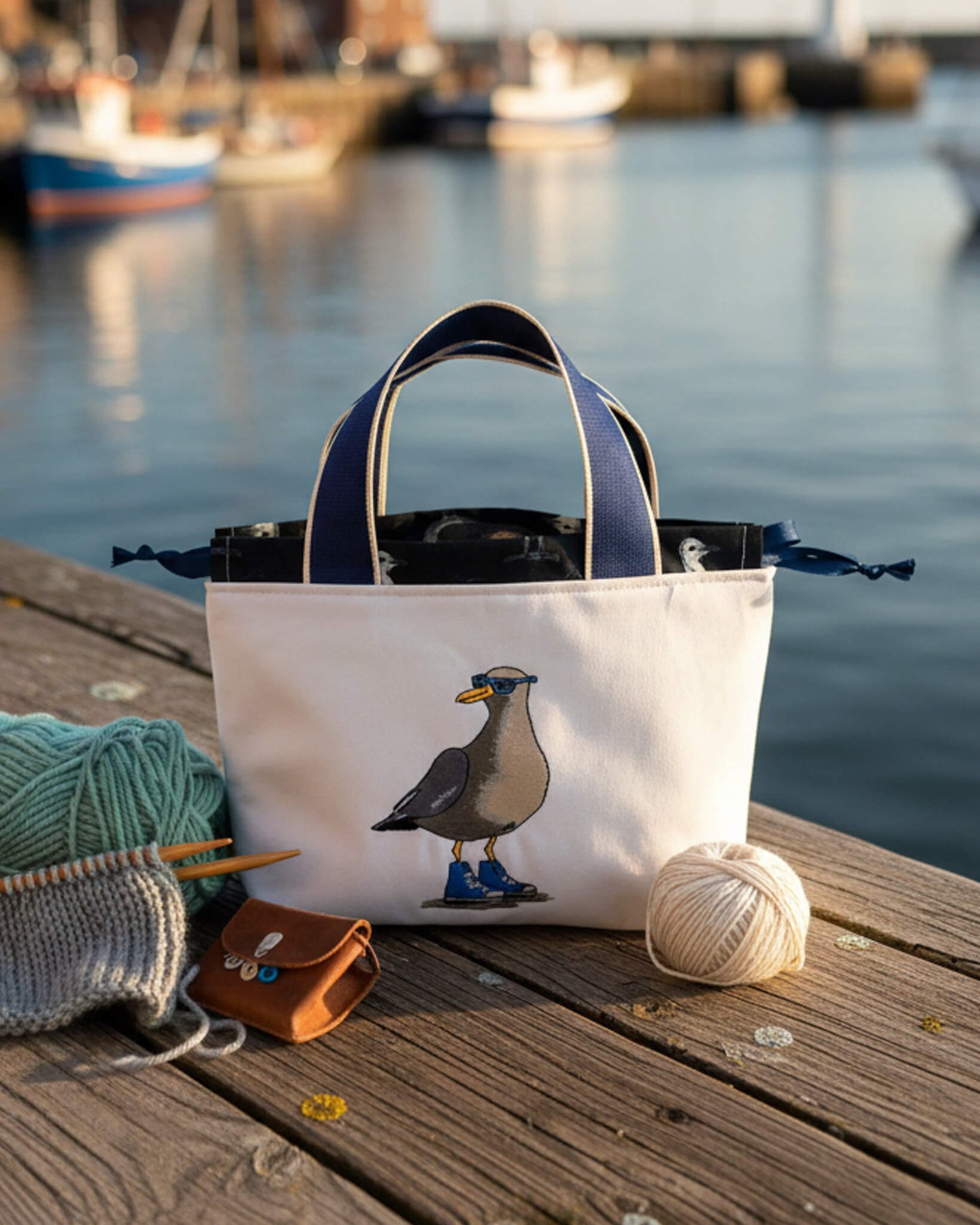 Stricktasche Alva S mit gestickter Möwe auf hellem Canvas - handgenäht in Bayern von Nadelmikado