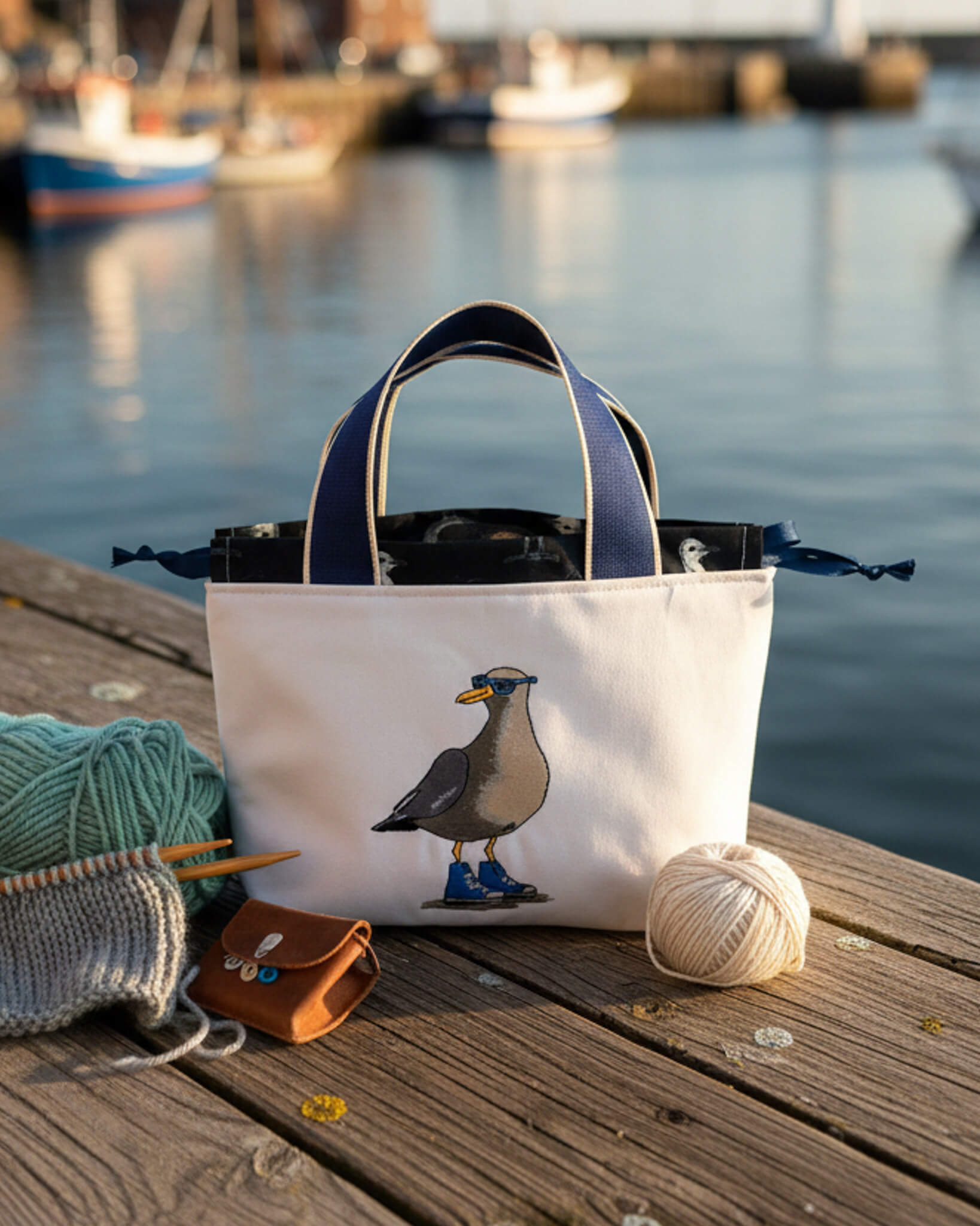 Stricktasche Alva S mit gestickter Möwe auf hellem Canvas - handgenäht in Bayern von Nadelmikado