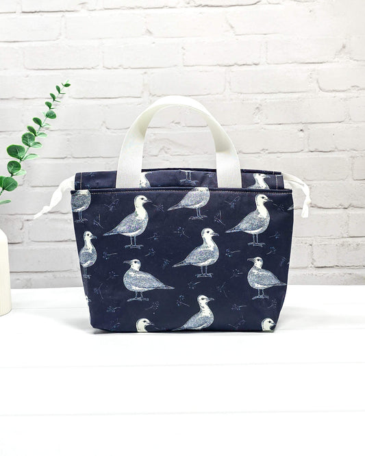 Projekttasche Alva S mit Möwenmotiv auf dunkelblauem Stoff, handgenäht in Bayern von Nadelmikado