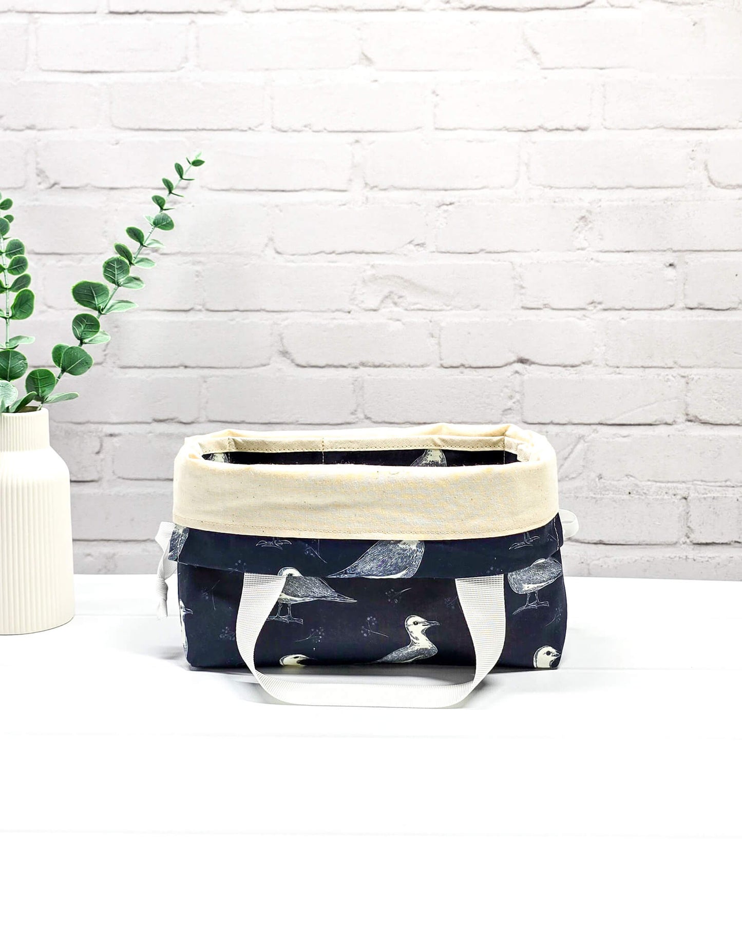 Projekttasche Alva S mit Möwenmotiv auf dunkelblauem Stoff, handgenäht in Bayern von Nadelmikado