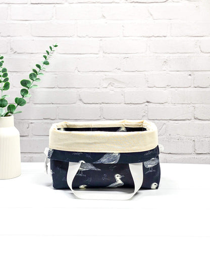 Projekttasche Alva S mit Möwenmotiv auf dunkelblauem Stoff, handgenäht in Bayern von Nadelmikado