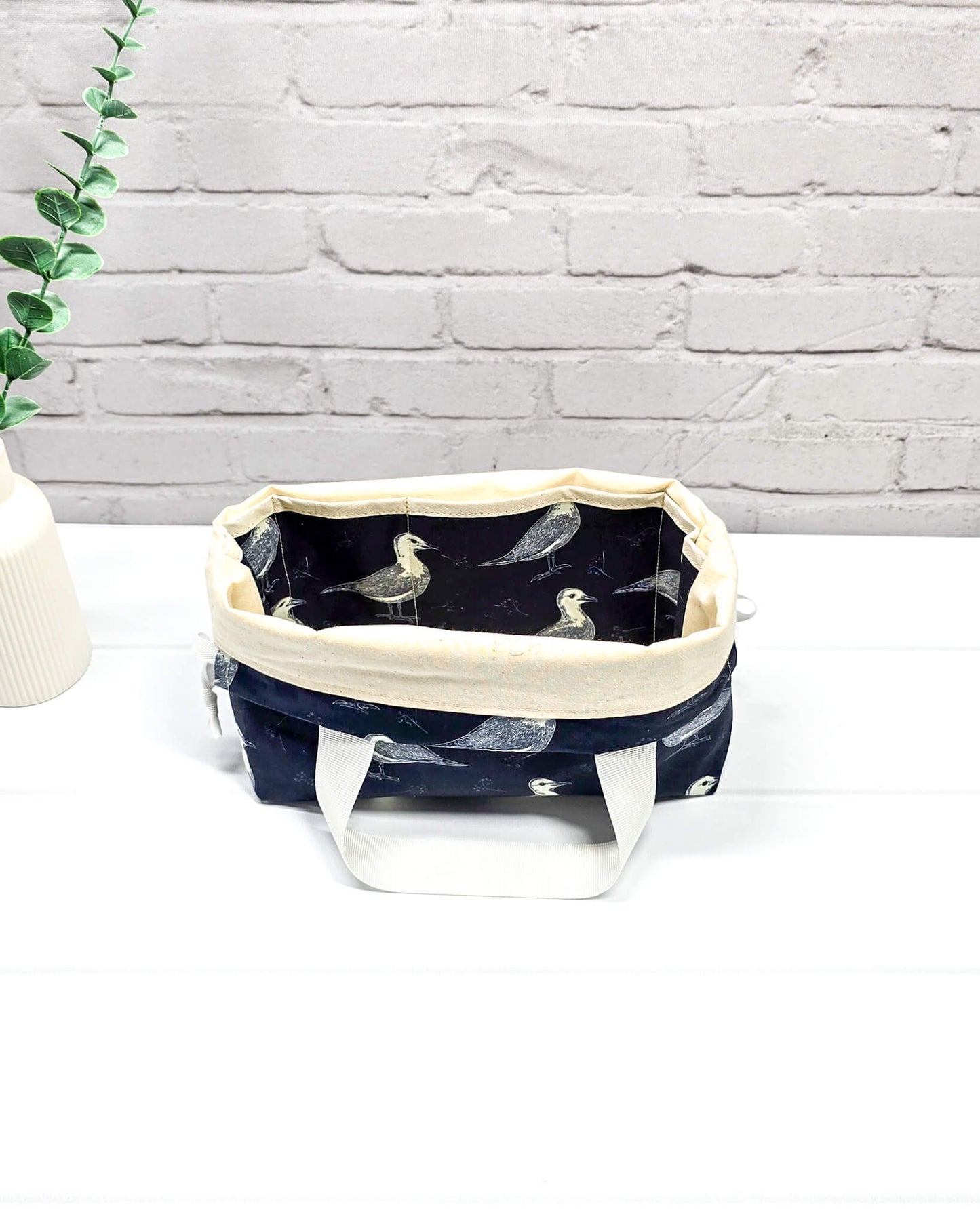 Projekttasche Alva S mit Möwenmotiv auf dunkelblauem Stoff, handgenäht in Bayern von Nadelmikado