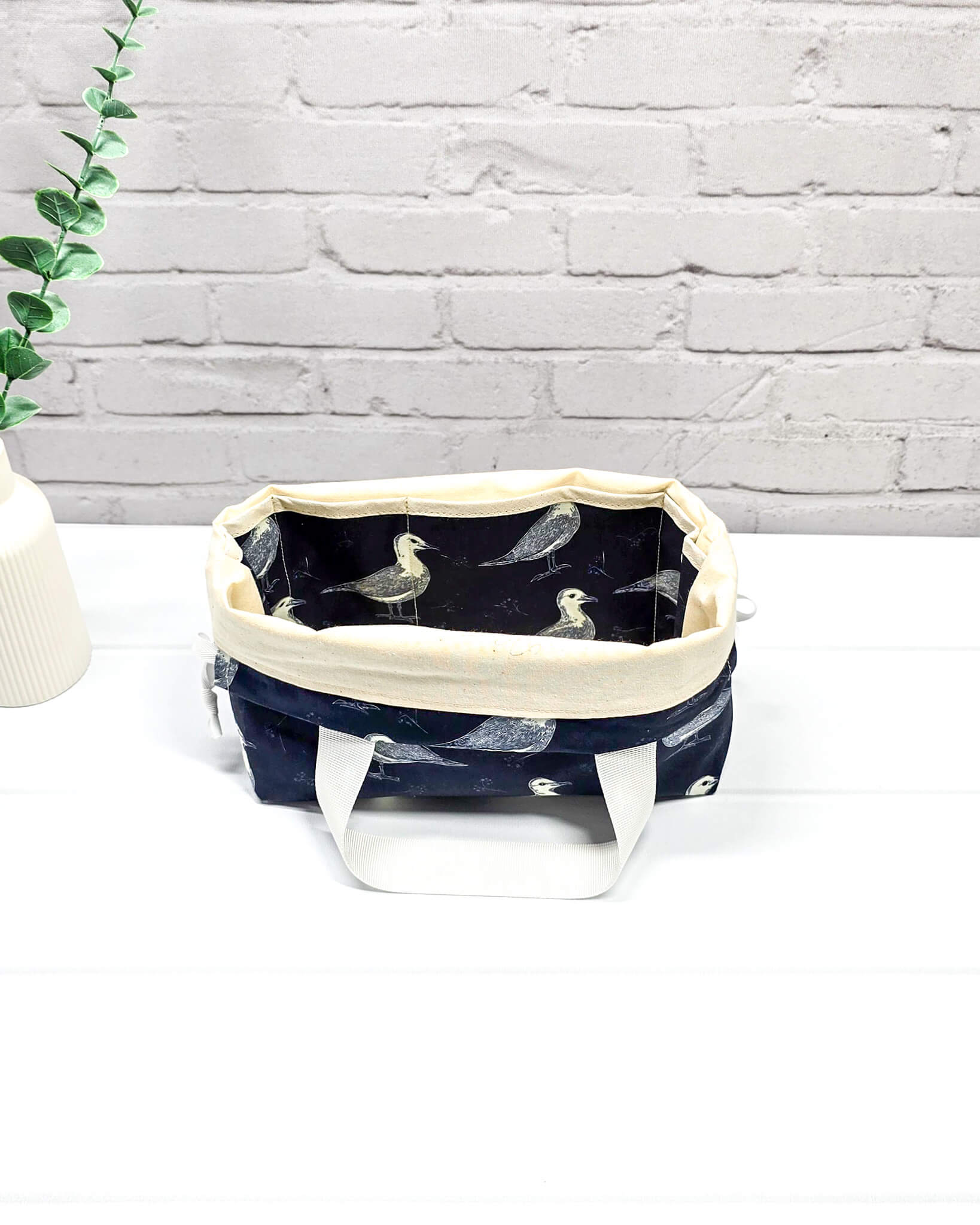 Projekttasche Alva S mit Möwenmotiv auf dunkelblauem Stoff, handgenäht in Bayern von Nadelmikado