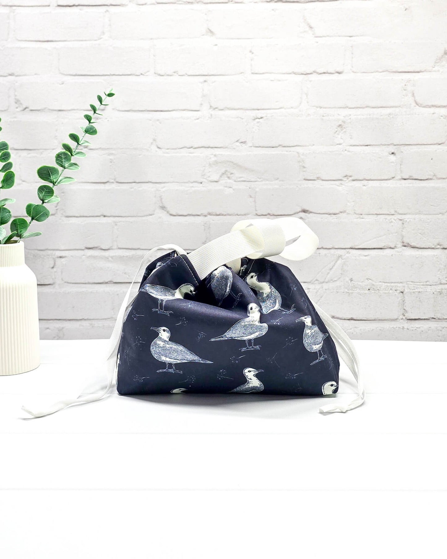 Projekttasche Alva S mit Möwenmotiv auf dunkelblauem Stoff, handgenäht in Bayern von Nadelmikado