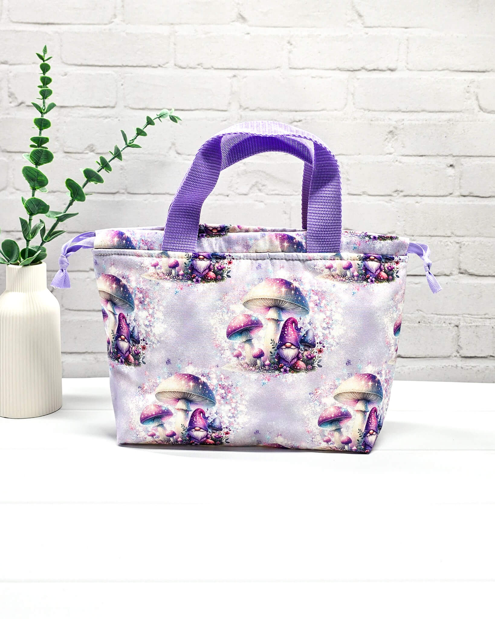 Projekttasche Alva S Mushroom Dreams mit Pilzmotiv in Flieder - handgenäht in Bayern von Nadelmikado