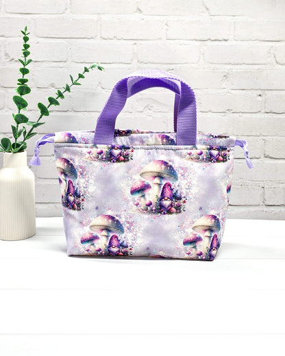 Projekttasche Alva S Mushroom Dreams mit Pilzmotiv in Flieder - handgenäht in Bayern von Nadelmikado