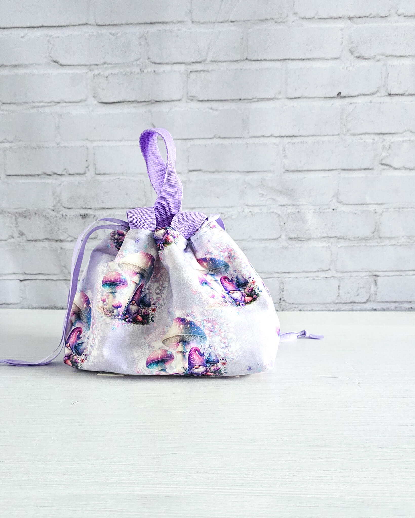 Projekttasche Alva S Mushroom Dreams mit Pilzmotiv in Flieder - handgenäht in Bayern von Nadelmikado