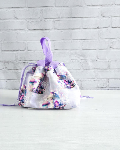 Projekttasche Alva S Mushroom Dreams mit Pilzmotiv in Flieder - handgenäht in Bayern von Nadelmikado