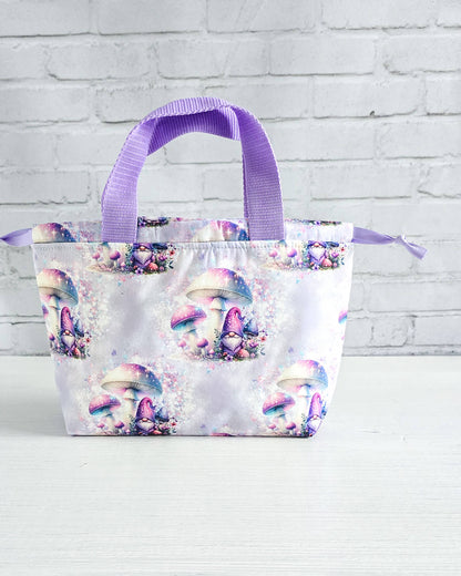 Projekttasche Alva S Mushroom Dreams mit Pilzmotiv in Flieder - handgenäht in Bayern von Nadelmikado