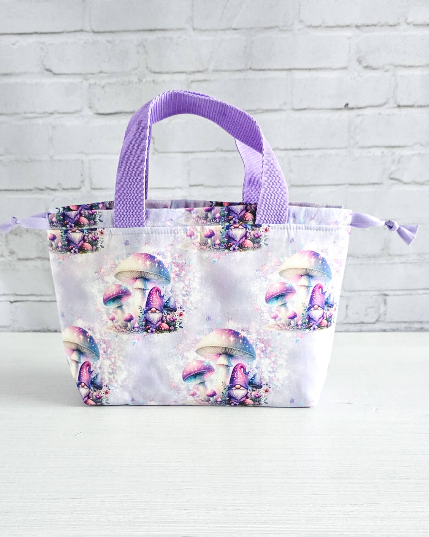 Projekttasche Alva S Mushroom Dreams mit Pilzmotiv in Flieder - handgenäht in Bayern von Nadelmikado