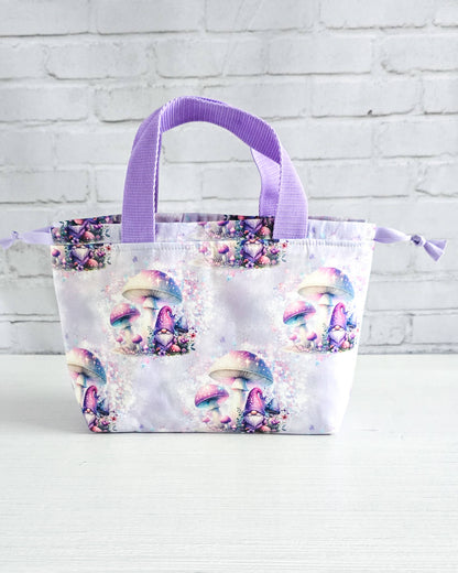 Projekttasche Alva S Mushroom Dreams mit Pilzmotiv in Flieder - handgenäht in Bayern von Nadelmikado