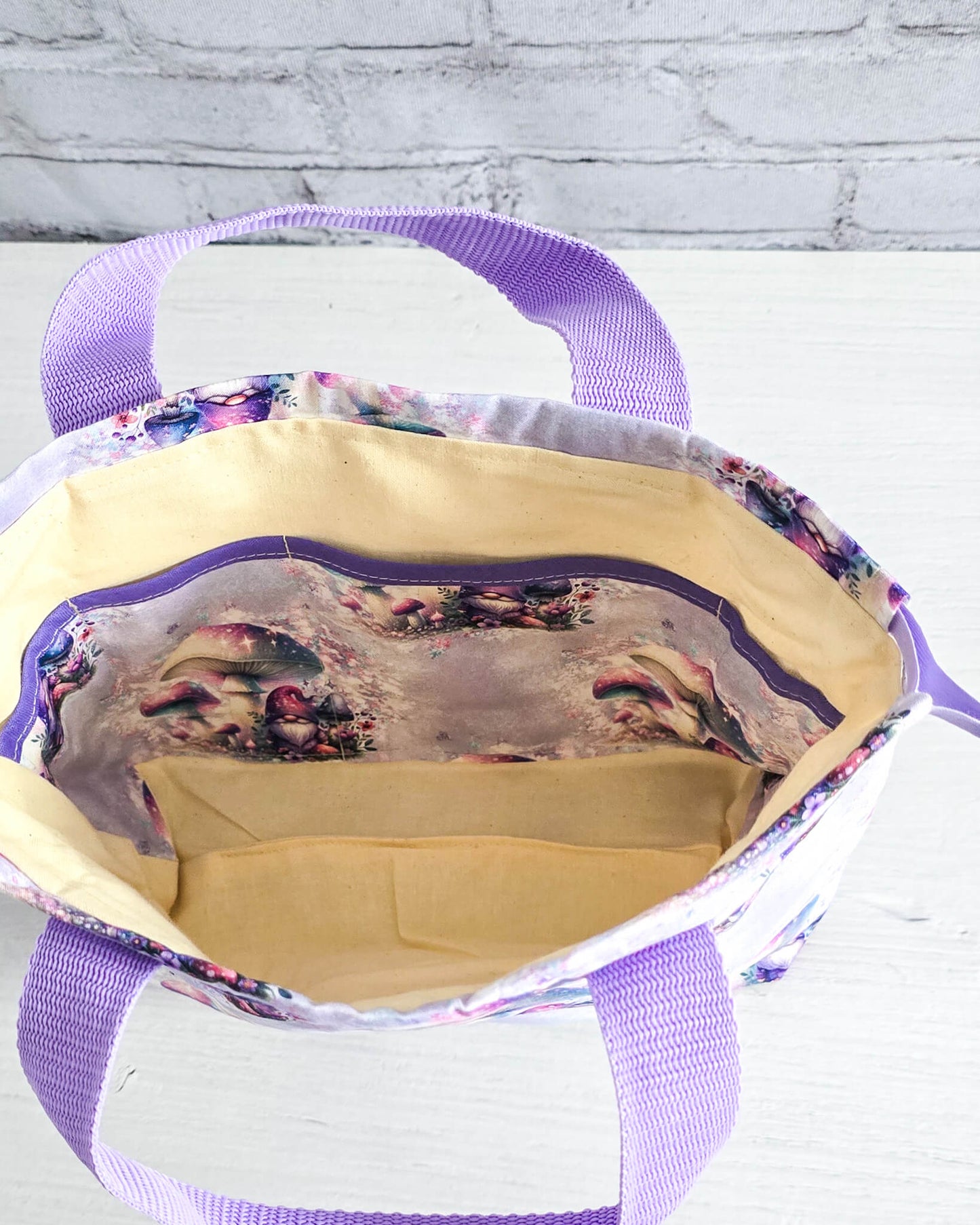 Projekttasche Alva S Mushroom Dreams mit Pilzmotiv in Flieder - handgenäht in Bayern von Nadelmikado