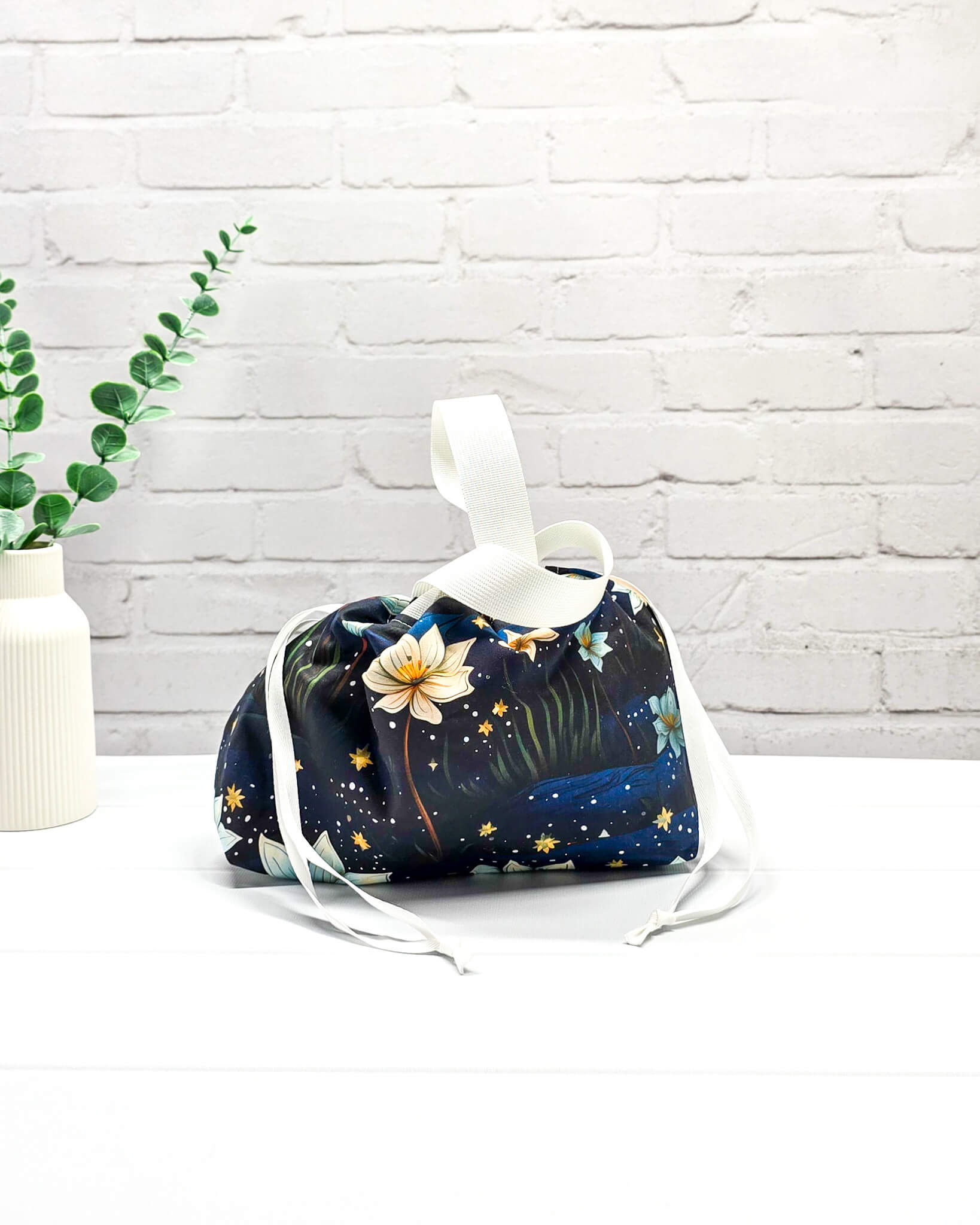Projekttasche Alva S mit floralem Nachtmotiv auf dunkelblauem Stoff, handgenäht in Bayern von Nadelmikado