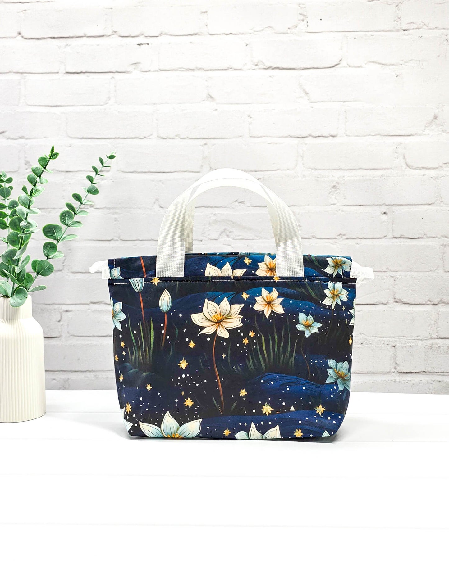 Projekttasche Alva S mit floralem Nachtmotiv auf dunkelblauem Stoff, handgenäht in Bayern von Nadelmikado