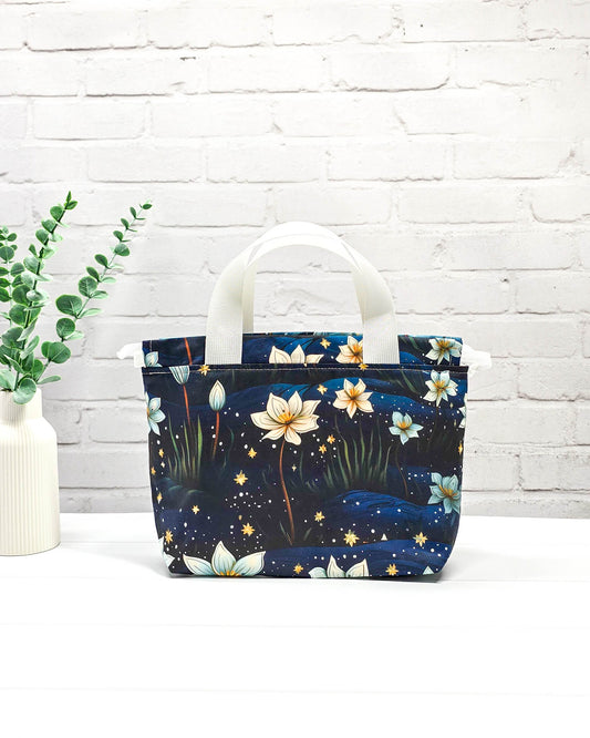 Projekttasche Alva S mit floralem Nachtmotiv auf dunkelblauem Stoff, handgenäht in Bayern von Nadelmikado